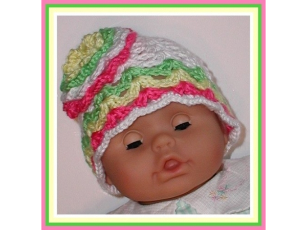 White hat for baby girls with a flower